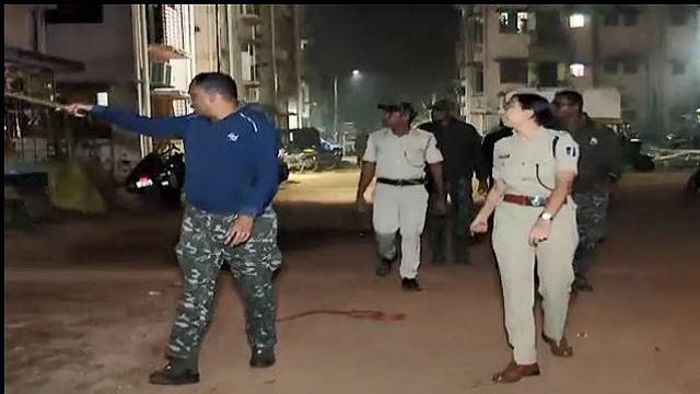 ରାସ୍ତାରେ ଗୋଡ଼ାଇ ଗୋଡ଼ାଇ ଦୁଇ ଜଣ ଯୁବକଙ୍କୁ ହାଣିଲେ