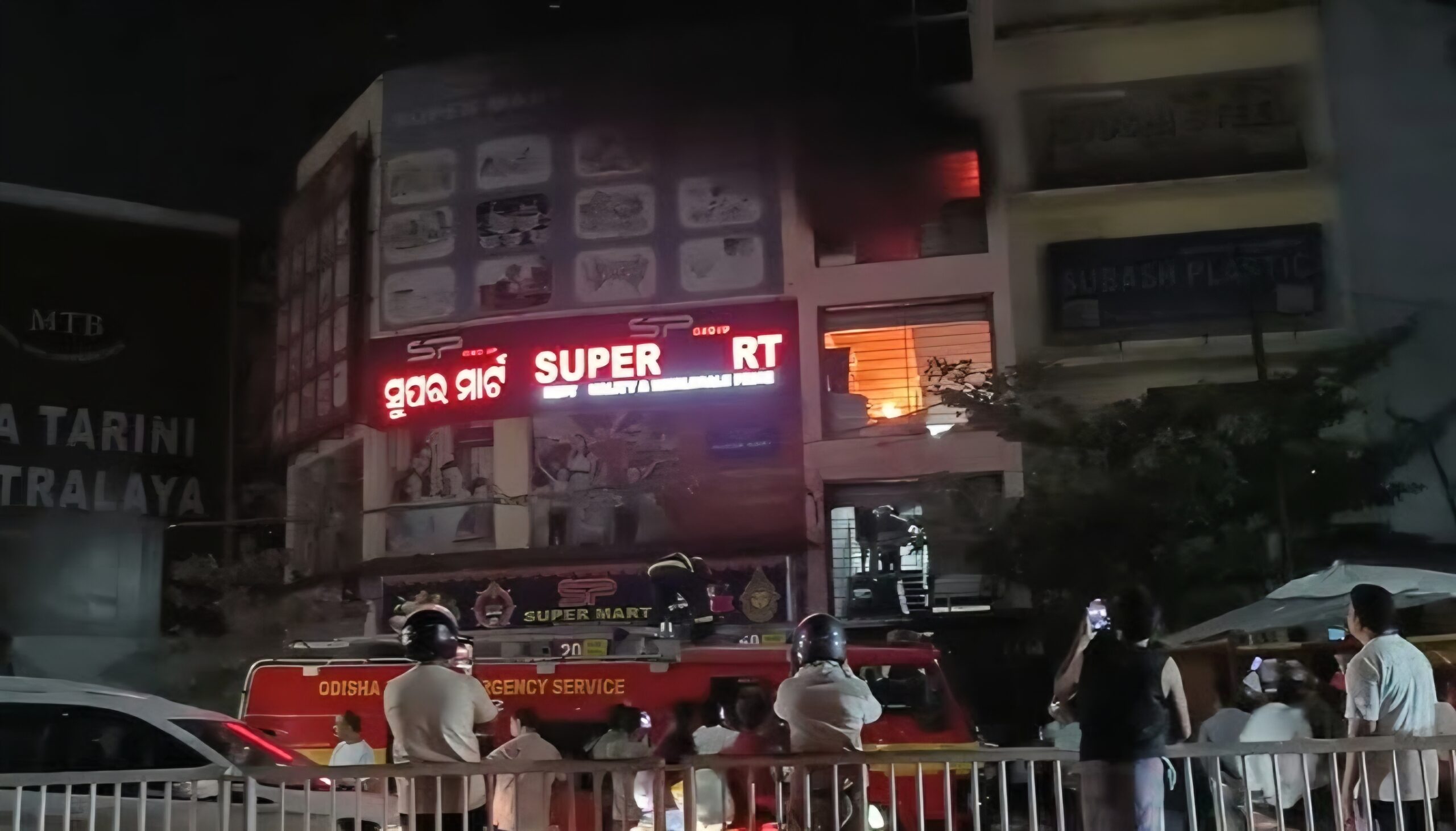 ଧଉଳି ଲିଙ୍ଗିପୁର ନିକଟରେ ସୁପର ମାର୍କେଟ୍‌ରେ ଭୟଙ୍କର ଅଗ୍ନିକାଣ୍ତ