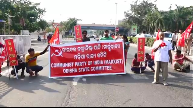 ବସ୍‌ରୁ ଓହ୍ଲାଇ ଚାଲି ଚାଲି ଗଲେ ଯାତ୍ରୀ